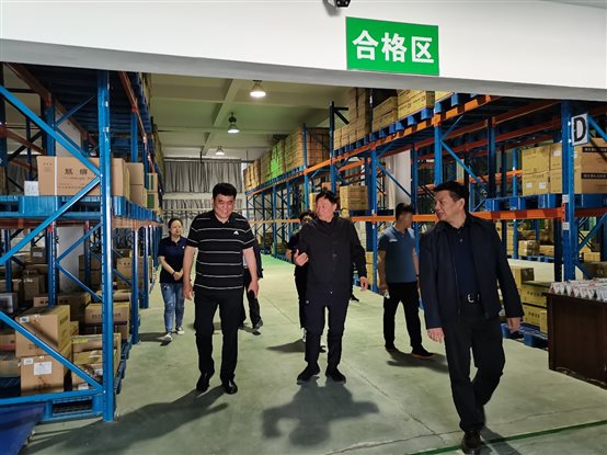 一群人站在商店门口&#xA;&#xA;描述已自动生成