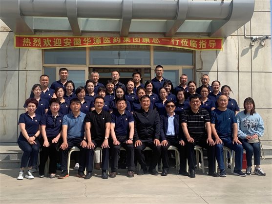 一群人站在一起&#xA;&#xA;描述已自动生成