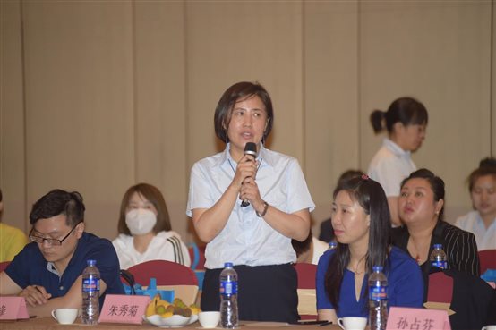 一群人正在用餐聊天&#xA;&#xA;中度可信度描述已自动生成