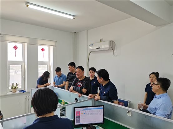 会议室里的人们&#xA;&#xA;描述已自动生成