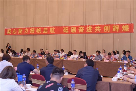 一群人在餐厅的桌子前&#xA;&#xA;中度可信度描述已自动生成