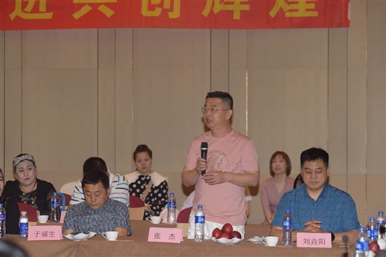 一群人正在用餐聊天&#xA;&#xA;中度可信度描述已自动生成