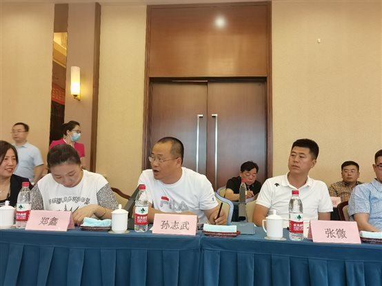 图片包含 人, 桌子, 一群, 人们

描述已自动生成