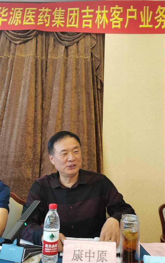 桌子上有人的照片上写着字

描述已自动生成