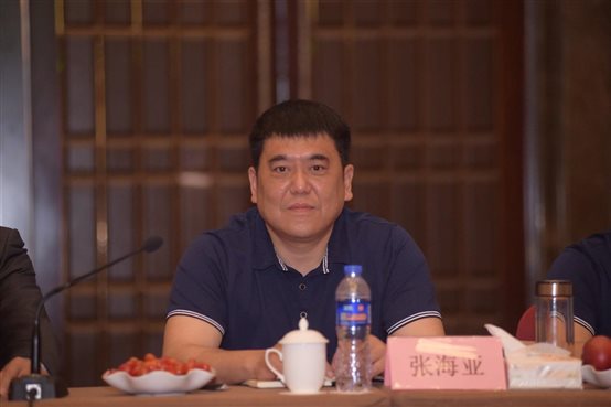 男人和女人在桌子前喝饮料&#xA;&#xA;描述已自动生成