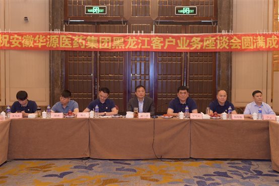 图片包含 室内, 人, 人们, 男人&#xA;&#xA;描述已自动生成