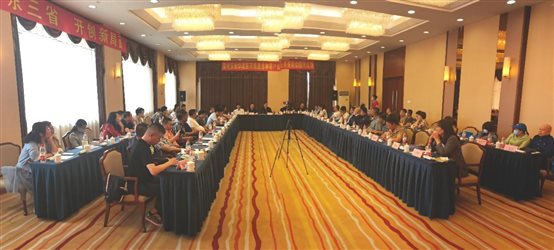 大厅里的人们

描述已自动生成