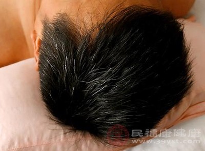 如果家族中有早发白发的遗传史，那么个体头发早白的机会就会比一般人更高
