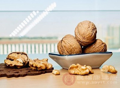 蛋白质是构建免疫系统不可缺少的营养物质，可以摄入鸡肉、鱼肉、豆类和坚果等食物