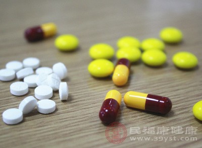 在使用速效救心丸和硝酸甘油前，应确认无过敏史，以防发生过敏反应