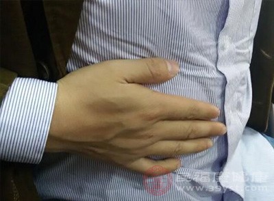情绪可影响到消化系统的健康，生气或者长期处于压力状态可能会导致胃部不适，如胃痛、胃酸倒流等
