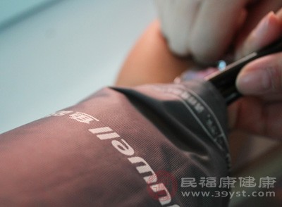 高血压、高血脂、高血糖等慢性疾病是导致脑血管堵塞的主要风险因素