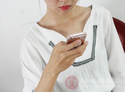 如果将手机放在床头，可能会因为刷社交媒体、看新闻或者与朋友聊天而引起兴奋、焦虑等情绪，从而导致入睡困难或者夜间频繁醒来