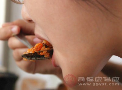 肝不好的人常常有暴饮暴食的习惯，因为进食过多，容易导致消化不良和脂肪堆积
