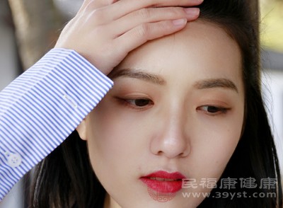 当脑血管堵塞发生时，大脑供血不足，导致面部出现麻木、无力或者偏斜等症状