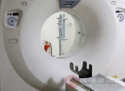 影像学检查，如胸部X光，也可以帮助诊断肺部感染的情况