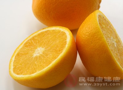 橙子、柠檬、柚子等，虽然含有丰富的维生素C，但同时也含有大量的酸性物质，可能会刺激喉咙和呼吸道，导致咳嗽症状加重