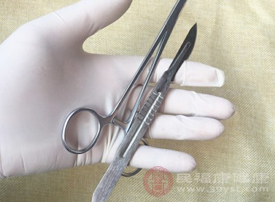 对于某些情况下引起脑梗死的血管狭窄或者阻塞，可能需要进行手术治疗，如血管成形术或者搭桥手术