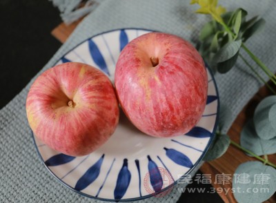 应保持均衡的饮食，适量多吃富含微量元素、蛋白质和维生素的食物，如新鲜蔬菜、水果、全谷类等