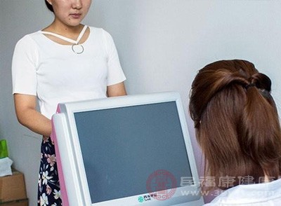 定期进行乳腺B超、乳腺X线摄影等检查可以及早发现乳腺病变，及时采取治疗措施，防止乳腺癌的发生