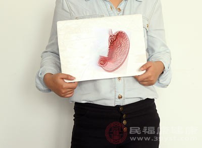 良性的胃溃疡一般不会伴有周围淋巴结肿大,而恶性胃溃疡则常常伴有周围淋巴结肿大 良性的胃溃疡一般不会伴有周围淋巴结肿大,而恶性胃溃疡则常常伴有周围淋巴结肿大