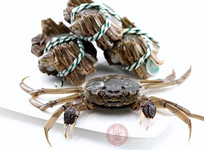 海鲜类食物可能会引起过敏反应，加剧咳嗽症状