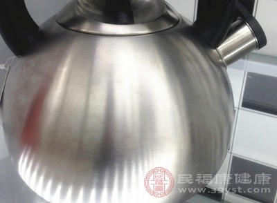虽然水垢的形成是因为水中天然存在的矿物质，但长期摄入过量的镁和钙可能会导致身体出现一些问题
