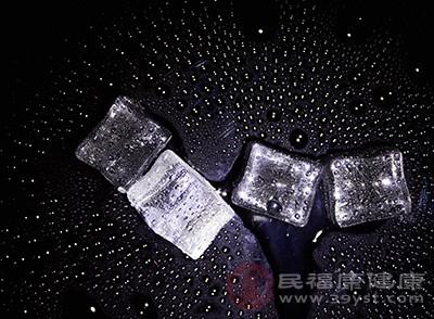 从冰箱里拿几个冰袋放在额头上