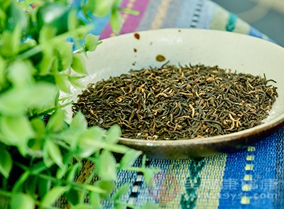 红茶性温味甘，可以发挥出御寒保暖