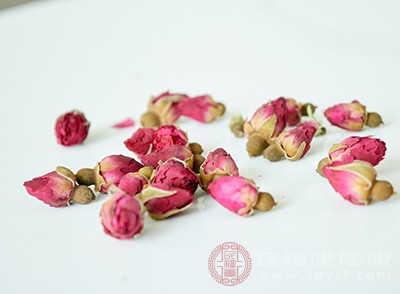 玫瑰花茶性温，有助于理气解郁