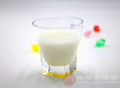 牛奶是常见的补钙饮品，每天喝一杯有好处
