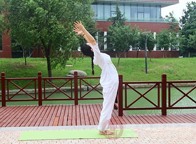 在进行瑜伽锻炼之间，要先进行冥想或者打坐