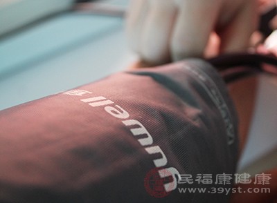 当体内的血压水平异常升高时，会导致全身的细小动脉痉挛
