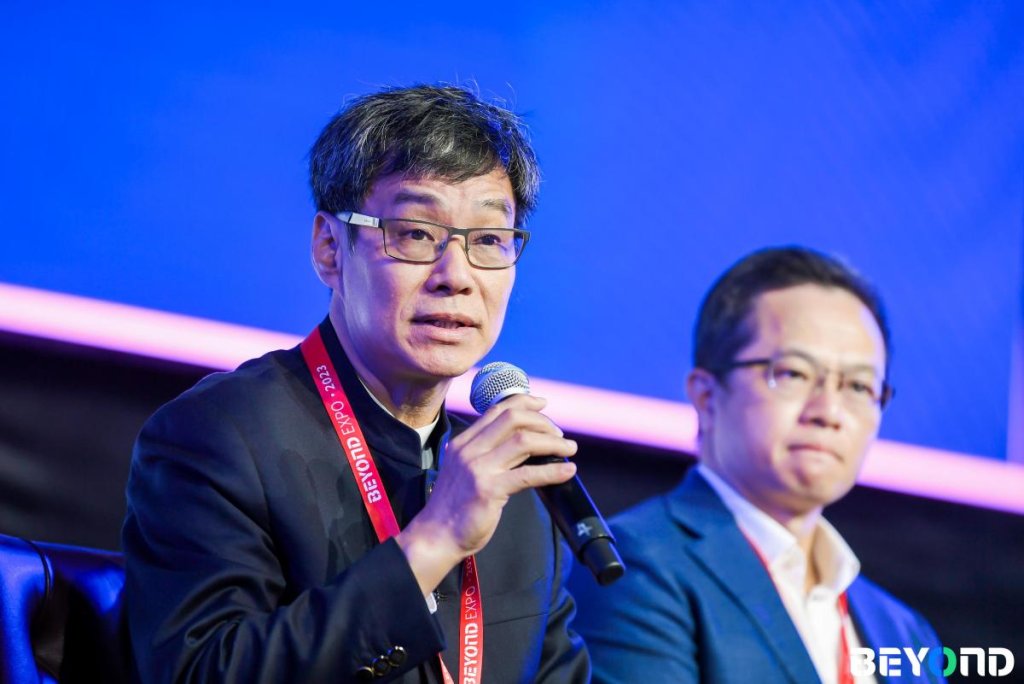 广东省中医院院长张忠德发言（左）