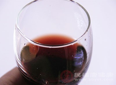 经常喝酒会增加产生酒精依赖的风险