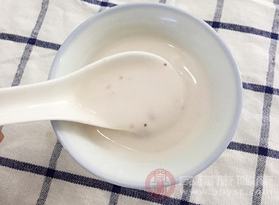 酸奶是在牛奶中加入乳酸菌后发酵而成的