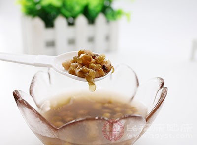 绿豆汤是红色的，通常是因为在煮绿豆时加入了红豆或枸杞等材料