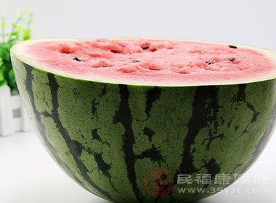 选购西瓜时，应选择表面光滑、色泽鲜艳、形状规则、重量适中的西瓜