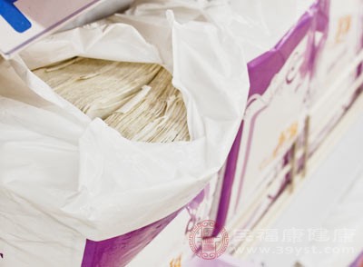 黄色卫生纸还可以作为一种装饰品，给卫生间增添一份小清新的氛围