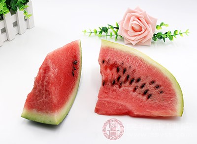 西瓜含有丰富的水分，是夏季补水的好选择