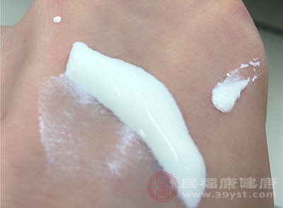 夏季阳光强烈，紫外线会刺激黑色素的生成，导致肌肤变黑