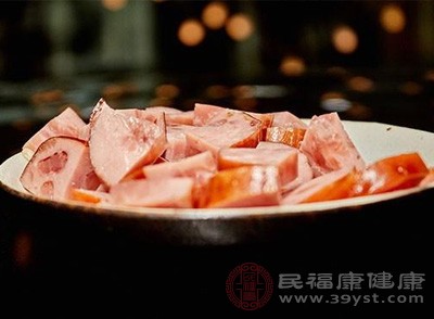 加工肉制品中的钠含量也较高，过量摄入会增加心血管疾病和胃癌的风险