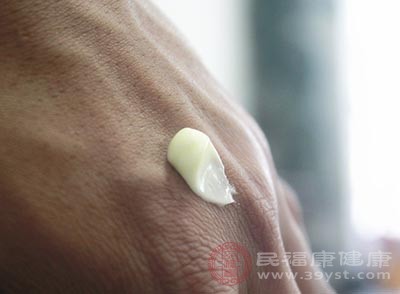 　在选择防晒霜时，不应该只看防晒指数，还需要考虑其他因素