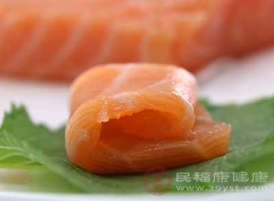 也要吃富含蛋白质、优质脂肪的蛋类、瘦肉类等，以通过食物多样化来实现膳食营养均衡