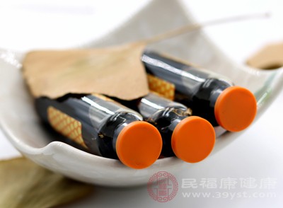 可以通过饮食或者补充剂来摄入足够的钾、钠和镁，从而达到预防和缓解腿抽筋的目的