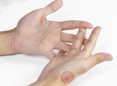 当肾脏出现问题时，手脚会出现发凉的症状