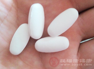 如果正在服用药物，特别是利尿剂或者其他可能引发腿抽筋的药物