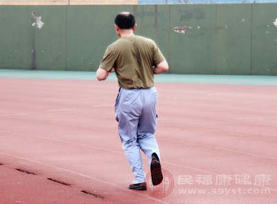 每天坚持进行散步、跑步、游泳、骑自行车等，可以促进血液循环，维护血管健康