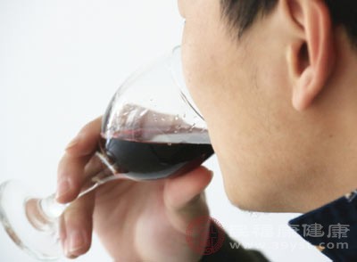 红酒再与白酒和啤酒相比较，含有更多的多酚类成分，如反式白藜芦醇