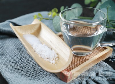 盐以氯化钠成分为主，如果摄入过多会导致血压升高，增加心血管疾病的风险